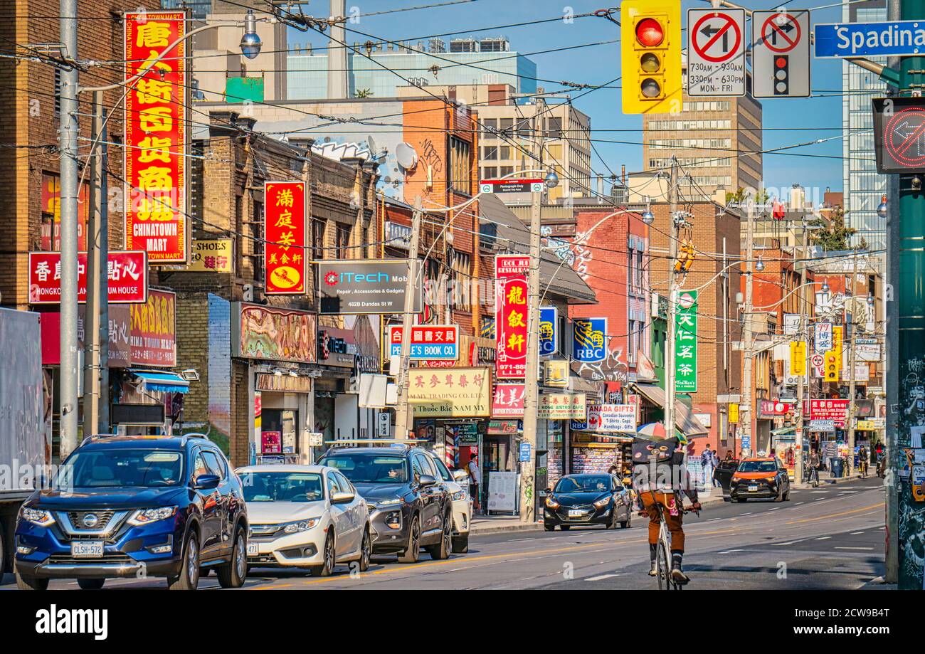 Quartier chinois de Toronto à Spadina et Dundas avec boutiques, restaurants, magasin d'herbes, magasin de thé, banque et circulation très fréquentée pendant la journée Banque D'Images