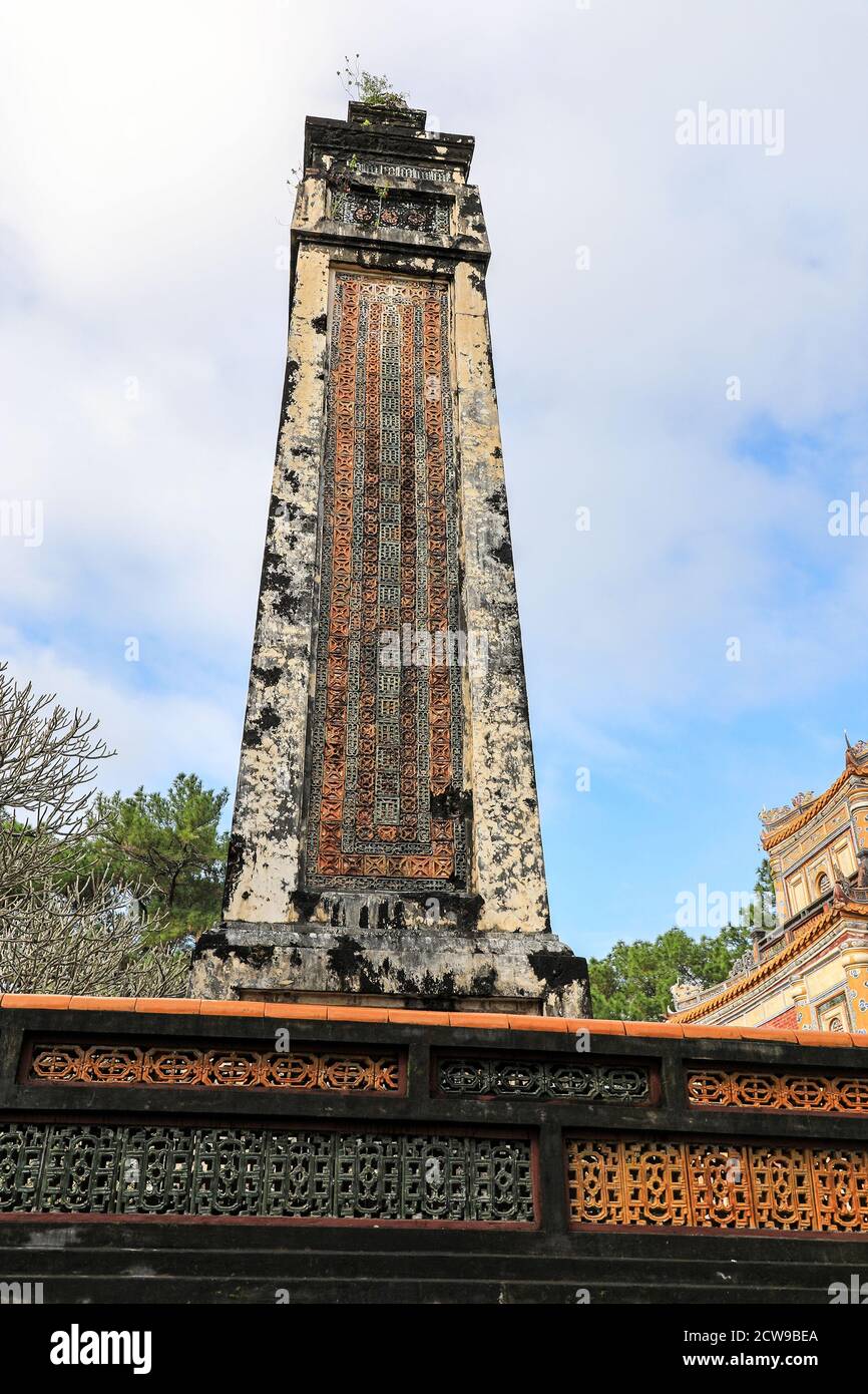 Obélisque au Pavillon Stele de la tombe royale de Tu Duc, au complexe du Temple de Mieu, ville impériale de Hue, Vietnam, Indochine, Asie du Sud-est, Asie Banque D'Images