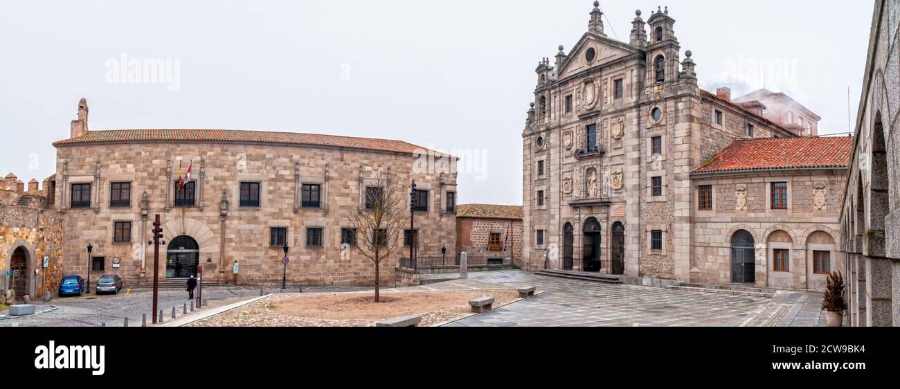 Plaza de Santa Teresa con la Iglesia de Santa Teresa y el Palacio de Núñez Vela. Ávila. Ciudad patrimonio de la Humanidad por la UNESCO. Castilla León Banque D'Images