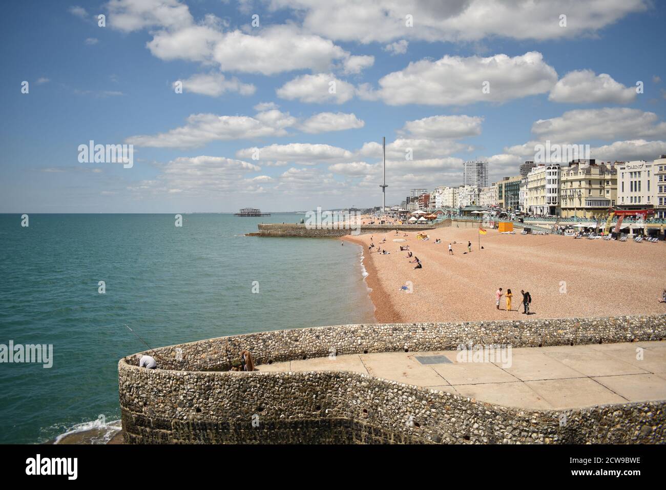 Nuages sur une journée ensoleillée avec la mer turquoise à Brighton plage Banque D'Images