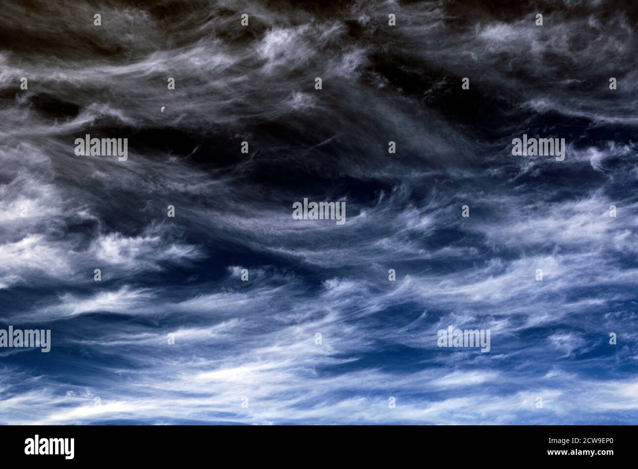 nuages blancs de cirrus dans le ciel bleu jour et lune Banque D'Images