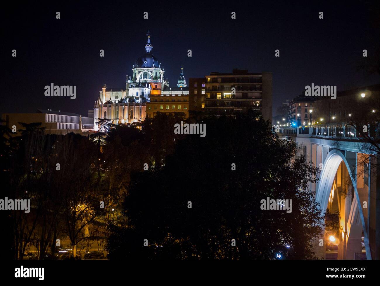 Palacio Real y viaducto de Segovia o de la calle Bailén. Ciudad de Madrid. Espagne Banque D'Images