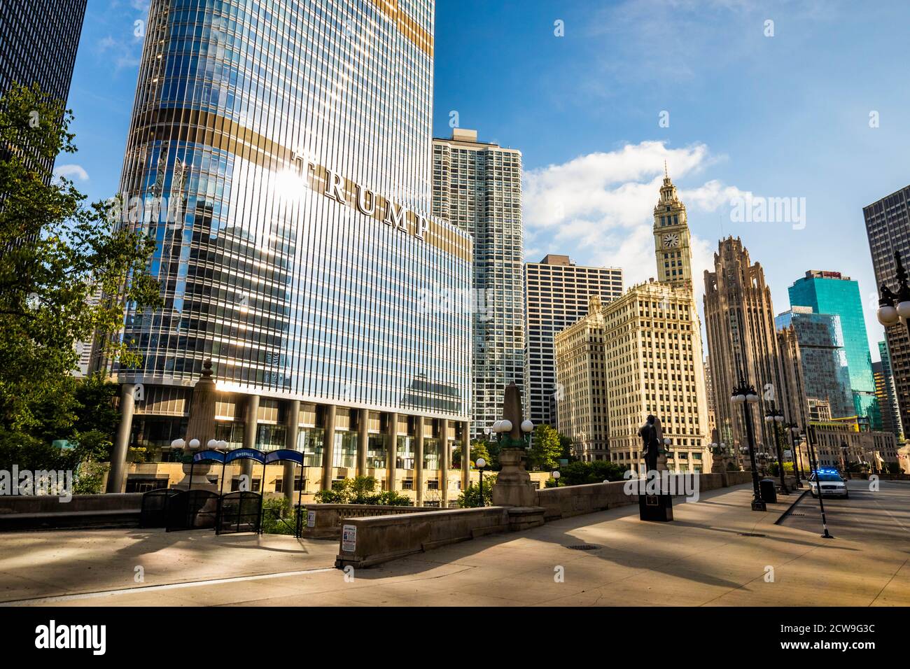 Vue estivale de l'hôtel et de la tour internationaux de Trump à Chicago Banque D'Images