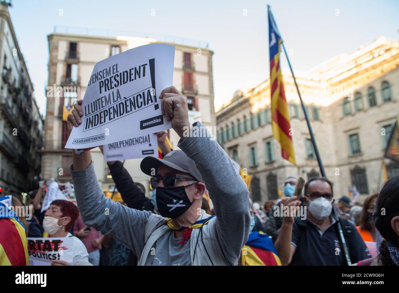 Un manifestant catalan pro-indépendance portant un masque protecteur est vu montrant un écriteau qui dit «nous défendons le président, nous luttons pour l'indépendance» pendant la manifestation.la Cour supérieure de justice de Catalogne a condamné le président de Catalogne, Quim Torra, avec disqualification, Pour avoir refusé de retirer une bannière en faveur des prisonniers politiques catalans, comme l'avait ordonné le Conseil électoral central. Banque D'Images