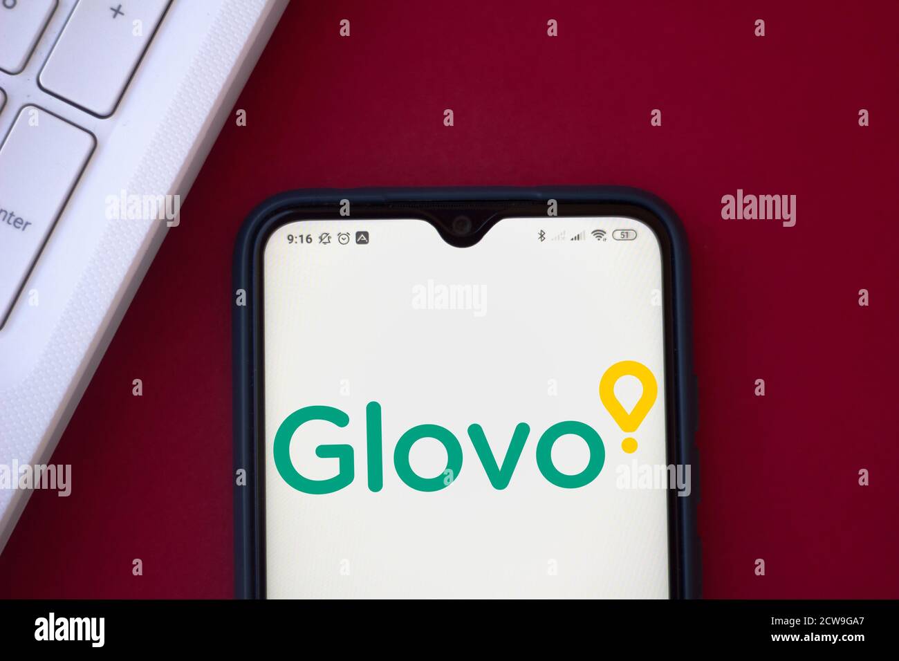 Sur cette photo, le logo Glovo apparaît sur un smartphone. Banque D'Images