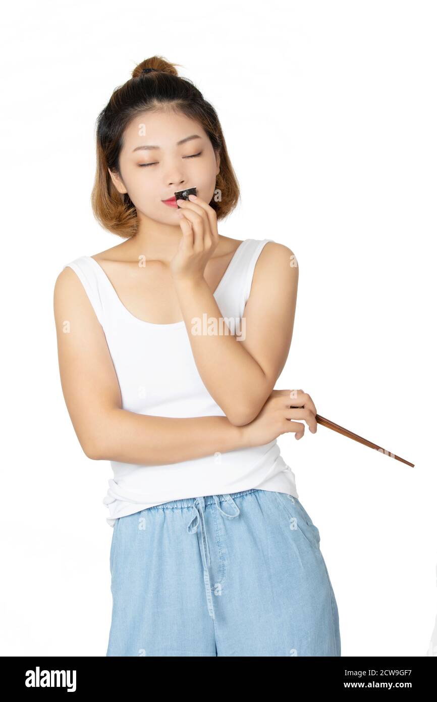 Belle Chinese American Woman holding sushi avec des baguettes isolé sur fond blanc Banque D'Images