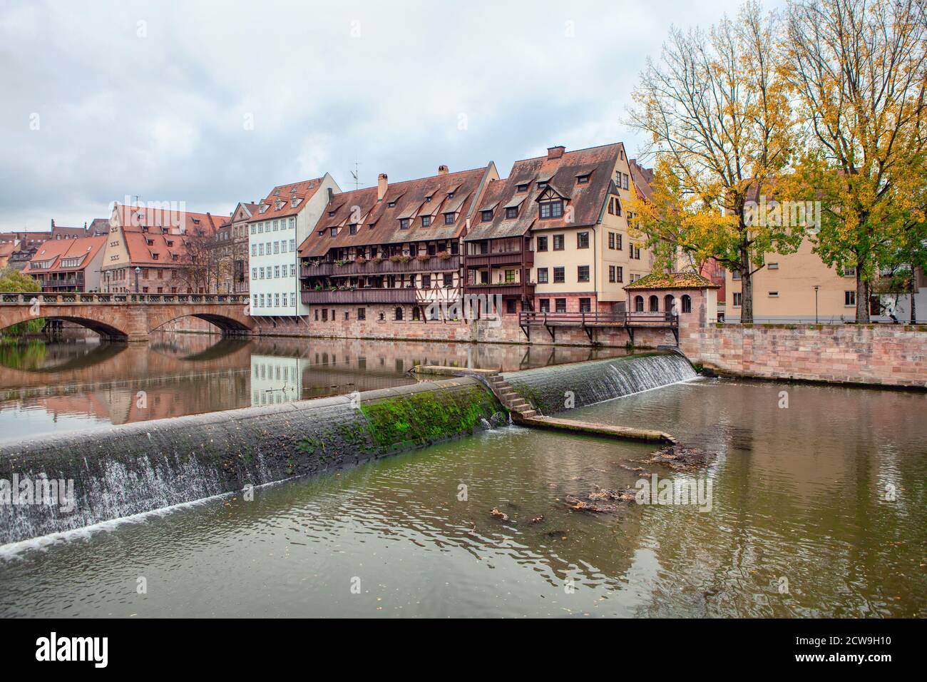 Vue sur la rivière Pegnitz et Maxbrucke à Nuremberg. Flux rapide avec cascade d'eau d'une rivière. Banque D'Images