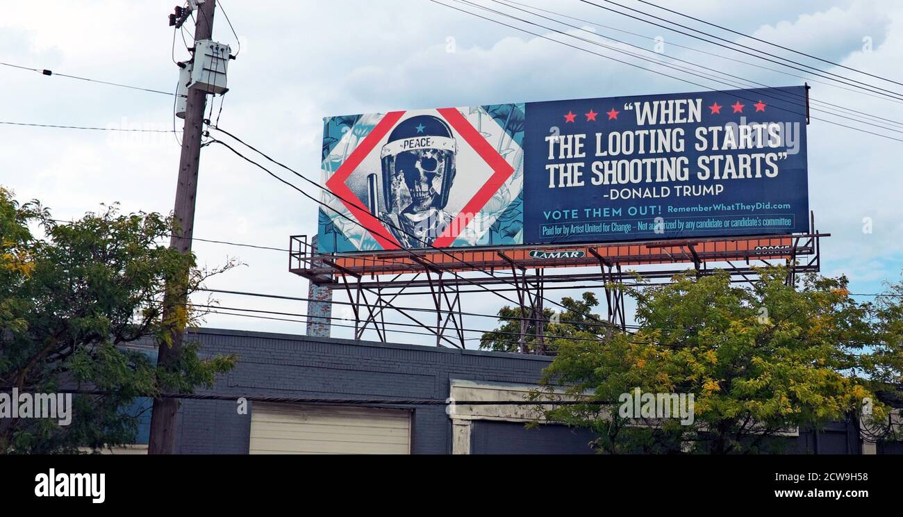 Le panneau d'affichage d'Artists United for change, un super PAC d'art, annonce un message anti-Trump près de l'angle de Carnegie et 40th Street à Cleveland, Ohio, États-Unis. Le biboard, l'un des nombreux éléments stratégiquement placés dans la région de Cleveland à l'approche du premier débat présidentiel de 2020 qui aura lieu à Cleveland, fait partie de la campagne « Votez-les » et de la campagne « souvenez-vous de ce qu'ils ont fait ». Les conseils d'administration politiques véhiculés des messages différents s'appuyant sur des citations de Trump et d'autres politiciens concernant l'immigration, les enfants placés dans des cages à la frontière, la réponse à la pandémie et d'autres. Banque D'Images