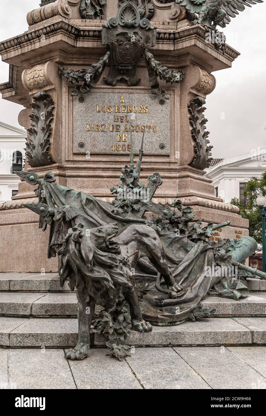 Quito, Équateur - 2 décembre 2008 : centre-ville historique, Plaza Grande. Gros plan du lion avec drapeaux et statue en bronze au pied de l'Independence Monumen Banque D'Images