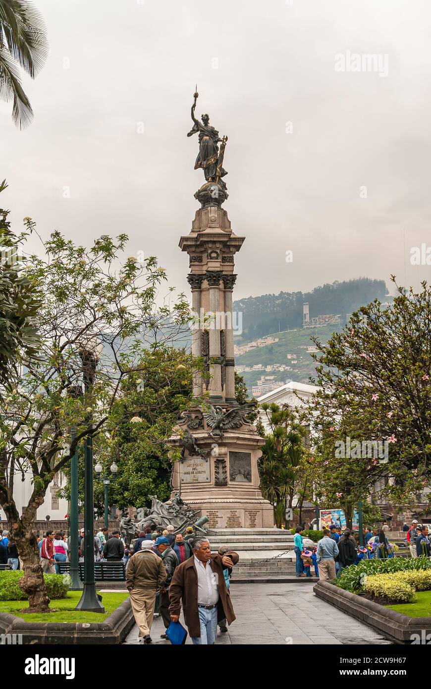 Quito, Équateur - 2 décembre 2008 : centre-ville historique, Plaza Grande. Monument de l'indépendance, ou héros d'août 10, parmi le feuillage vert sous le gris-bre Banque D'Images