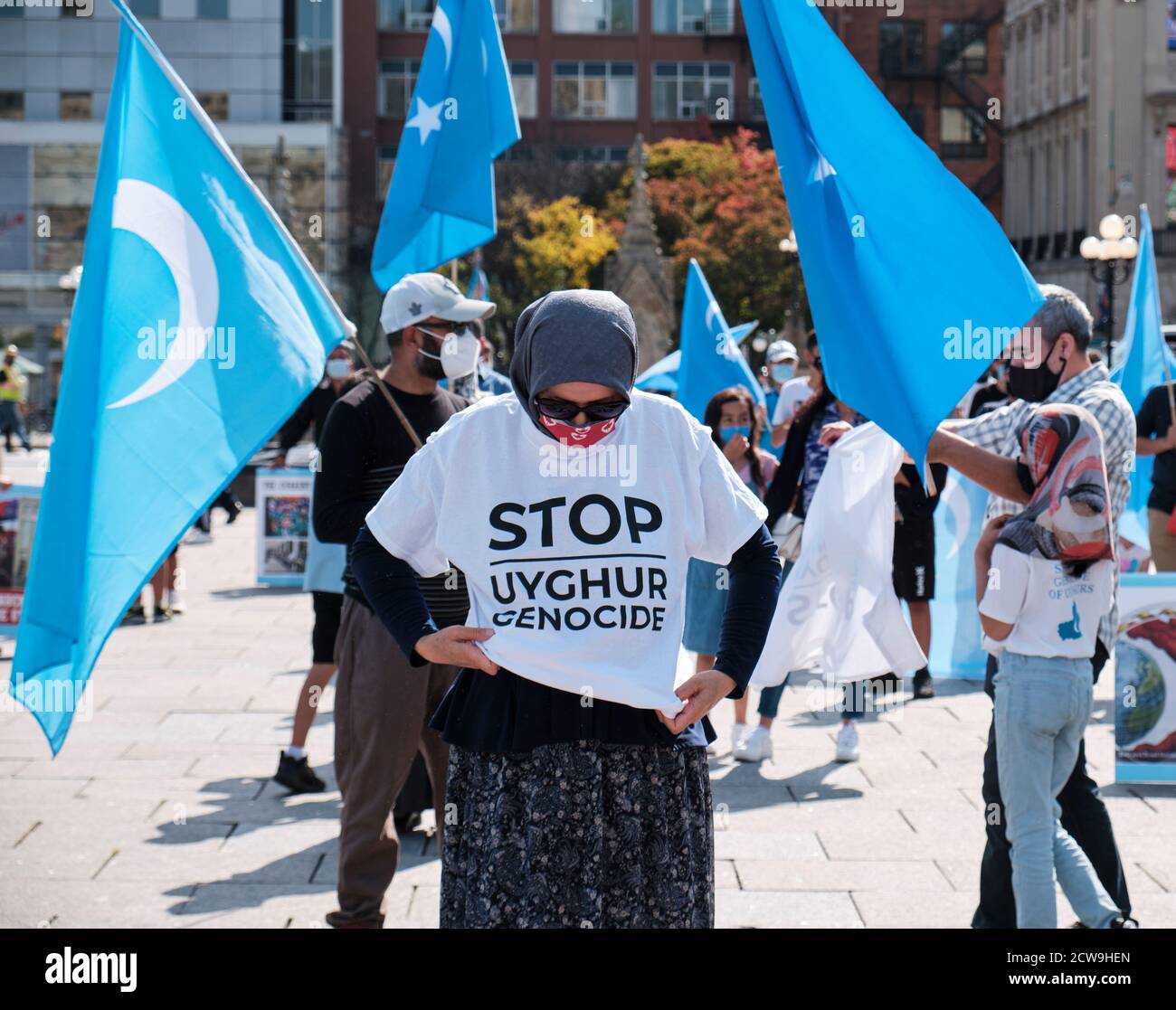 Un manifestant est placé sur une chemise « Stop Uyghur Genocide » fournie par Organisateurs au rassemblement à Ottawa Banque D'Images