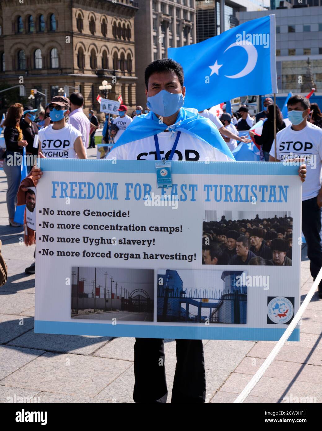 Manifestant avec le signe « liberté pour le Turkestan oriental » à Halte au génocide d'Uyghur et appel à un rassemblement d'action. Ottawa, Canada. 28 septembre 2020. Banque D'Images