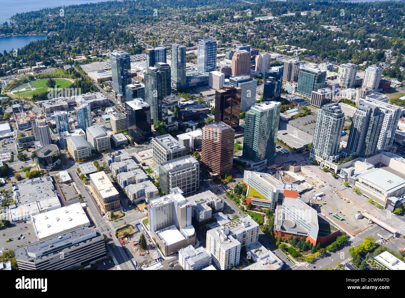 Vue aérienne du centre-ville de Bellevue dans le comté de King, État de Washington, États-Unis. Banque D'Images