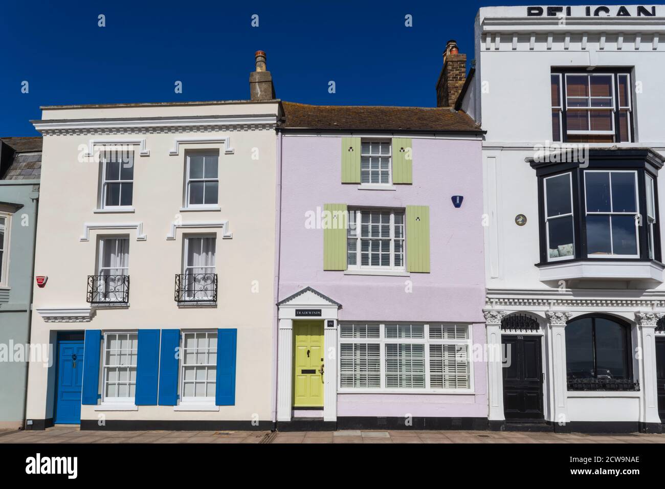 Angleterre, Kent, Deal, scène de rue résidentielle avec maison colorée Banque D'Images