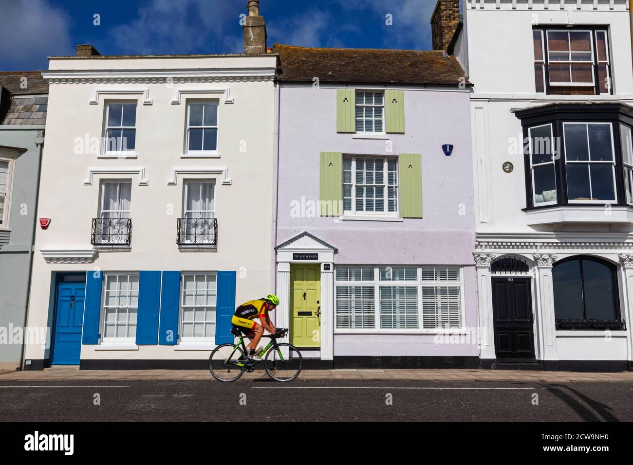 Angleterre, Kent, Deal, scène de rue résidentielle avec maison colorée Banque D'Images