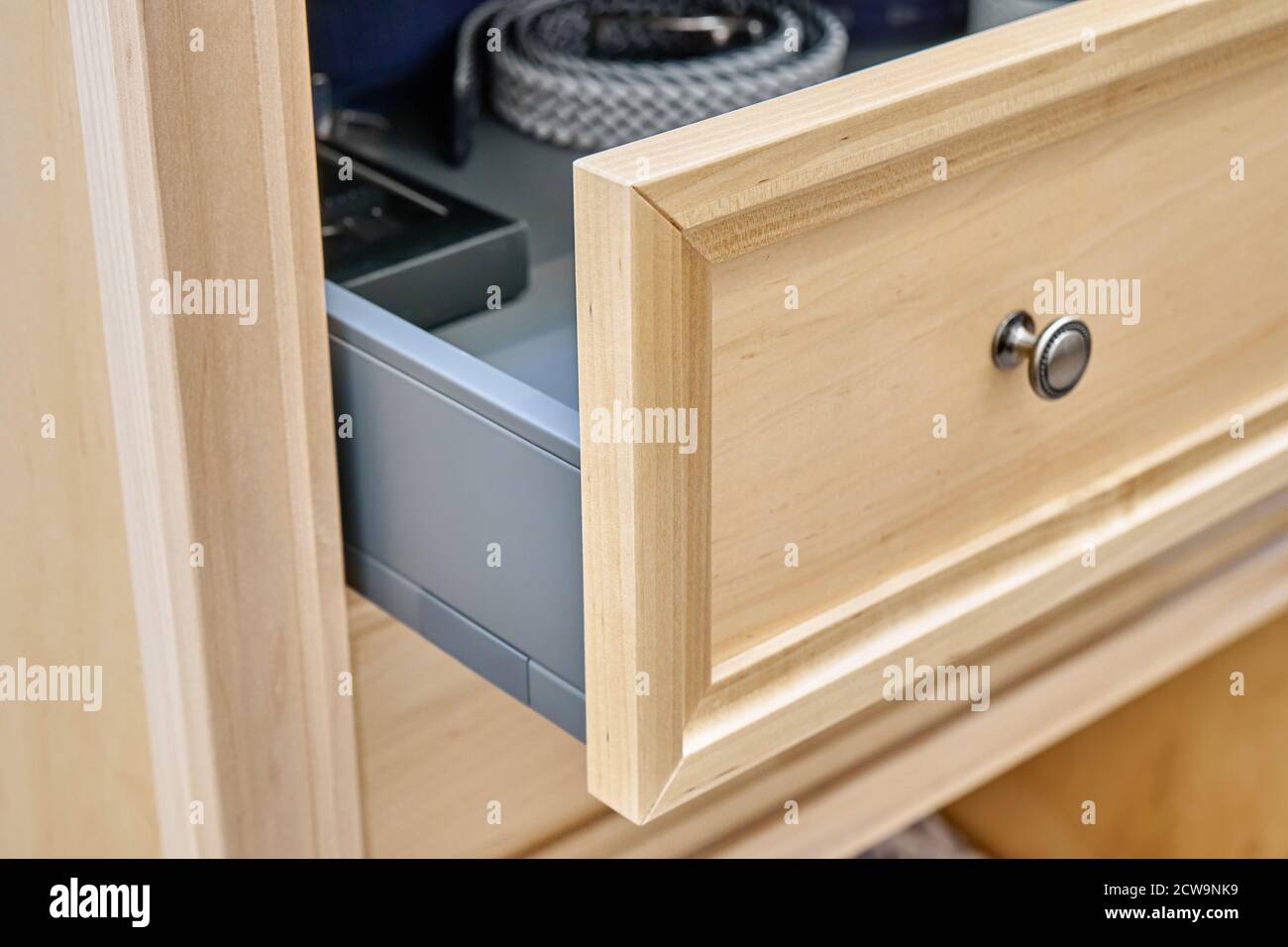 armoire en bois. Ouvrez le tiroir avec les ceintures pour hommes en gros plan Banque D'Images