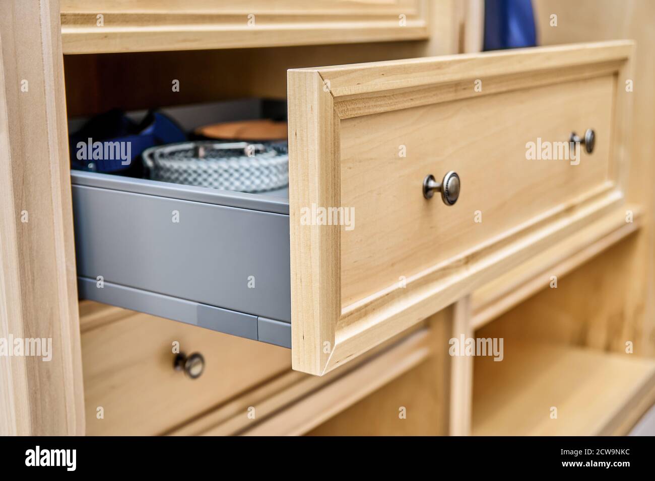 armoire en bois. Ouvrez le tiroir avec les ceintures pour hommes en gros plan Banque D'Images