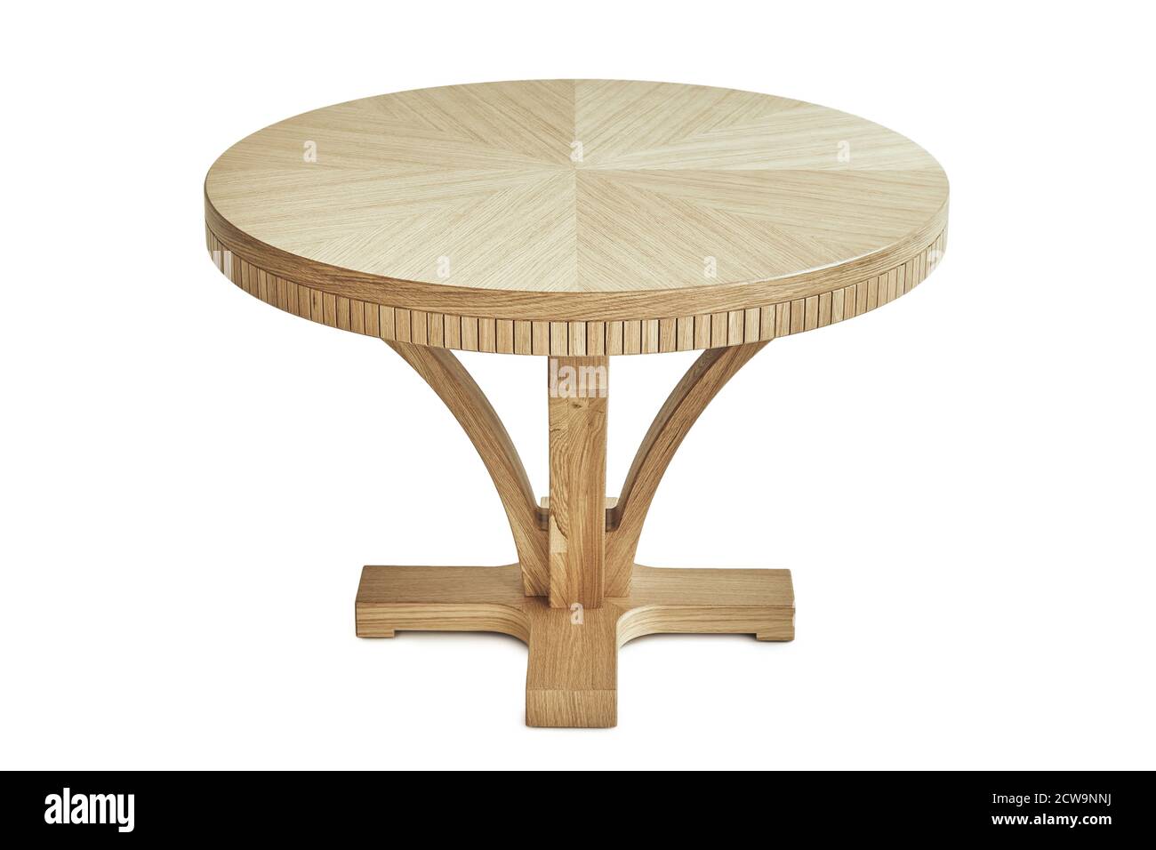 Table ronde en bois isolée sur fond blanc. Banque D'Images