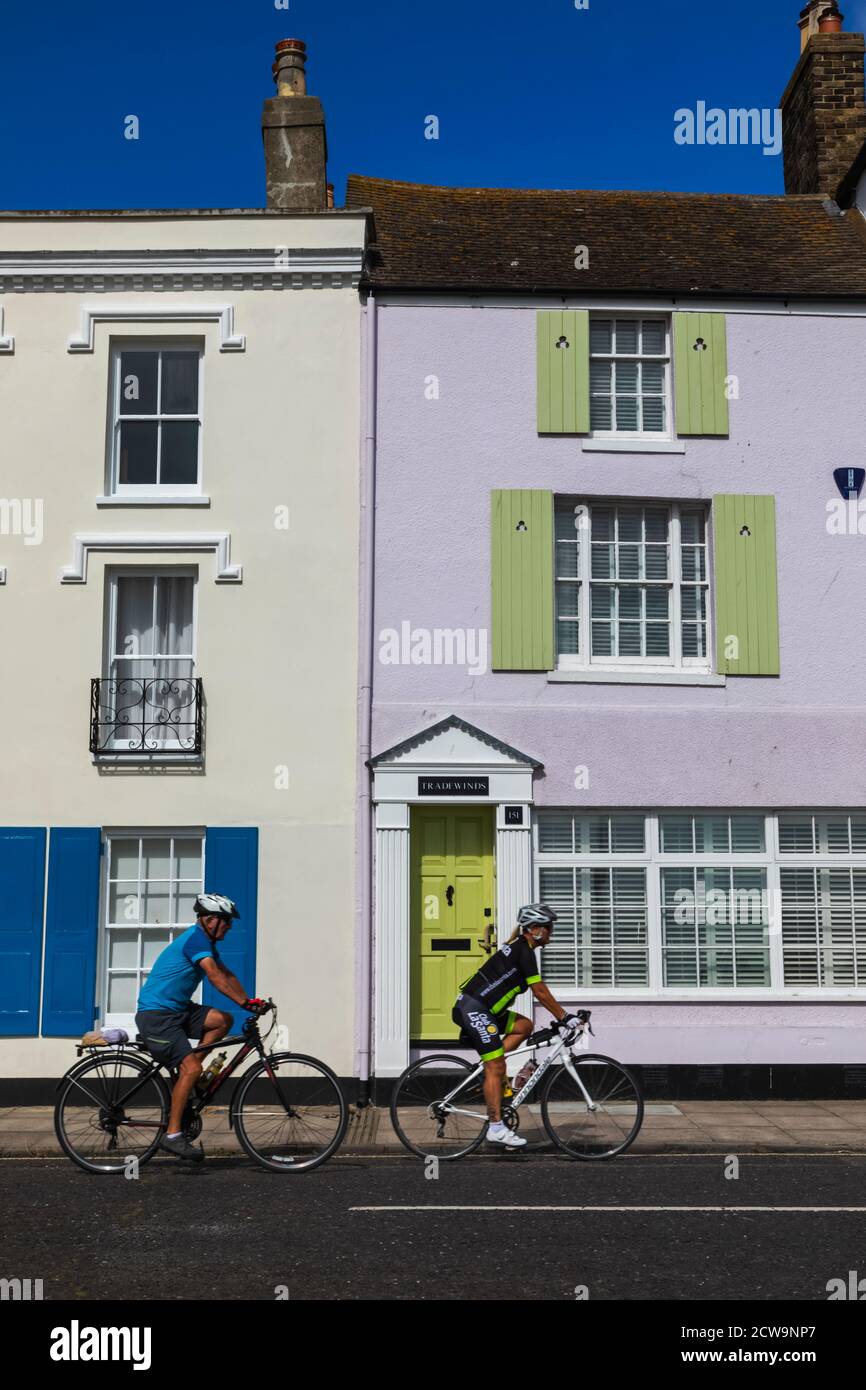 Angleterre, Kent, Deal, scène de rue résidentielle avec maison colorée Banque D'Images