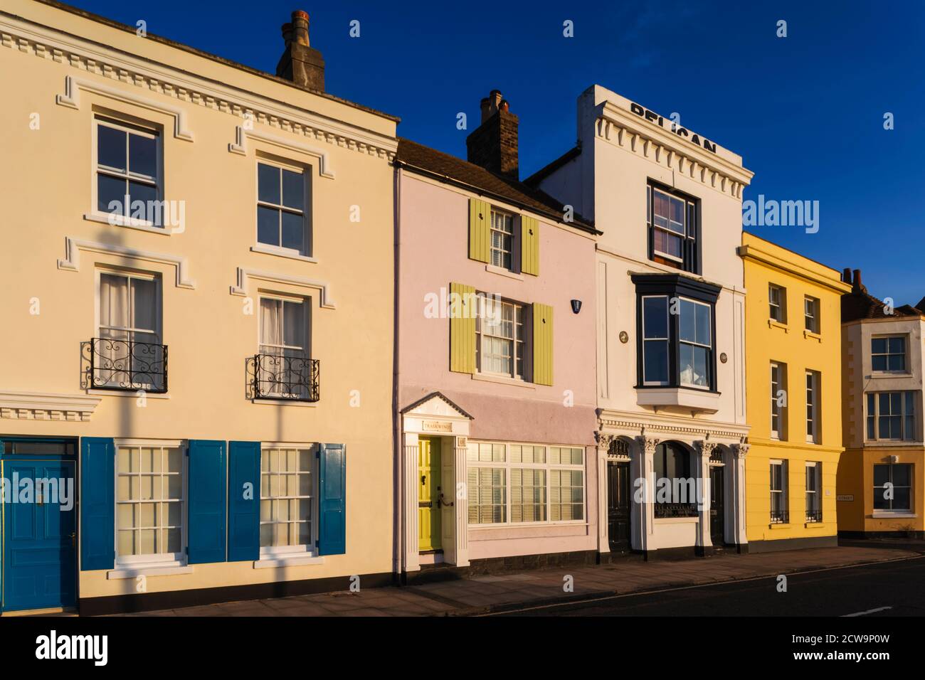 Angleterre, Kent, Deal, scène de rue résidentielle avec maison colorée Banque D'Images