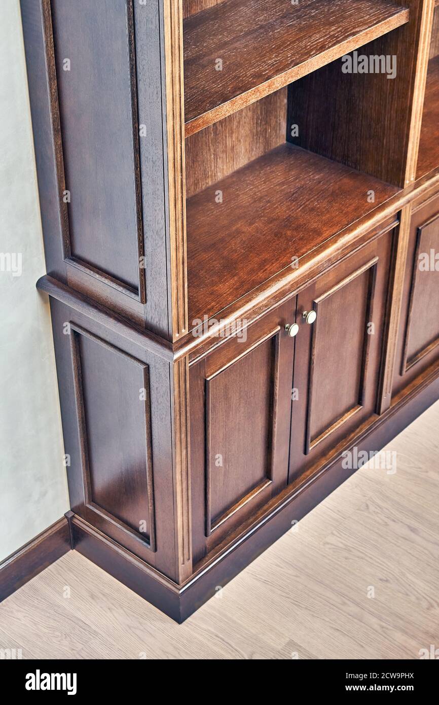 Bibliothèque personnelle. Détail de bibliothèque en bois antique avec étagères vides placées dans la bibliothèque de la maison dans la maison Banque D'Images