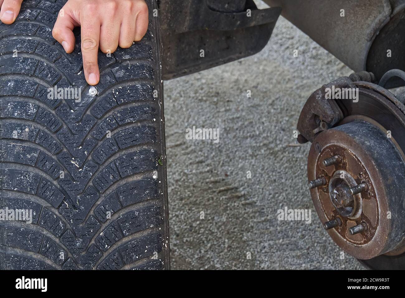 visser un pneu à plat de voiture. réparer une crevaison de pneu à partir  d'un clou ou d'une vis. concept de réparation et d'entretien de voiture  Photo Stock - Alamy
