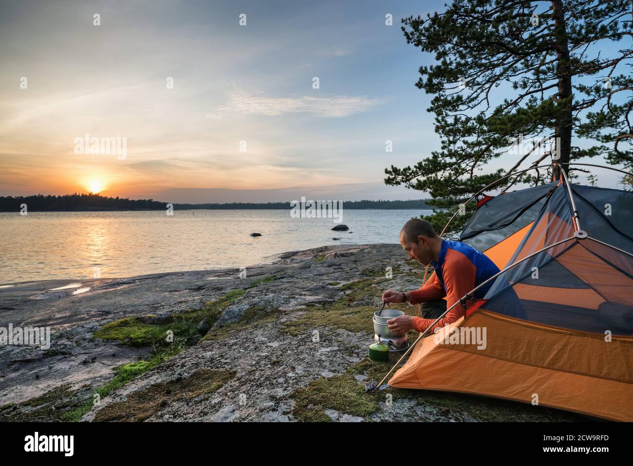 Dîner de cuisine au coucher du soleil sur l'île Hommanskär, Kirkkonummi, Finlande Banque D'Images