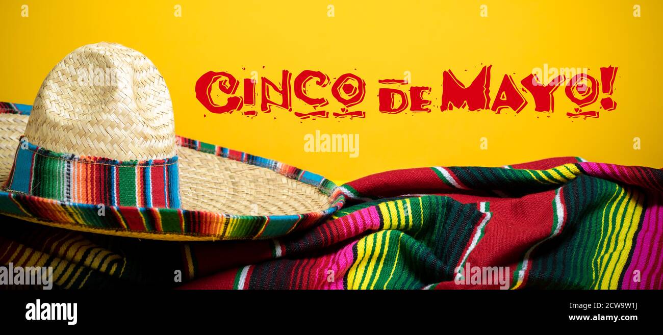 Couverture de serpent mexicain et sombrero sur fond jaune avec Cinco de Mayo. Banque D'Images
