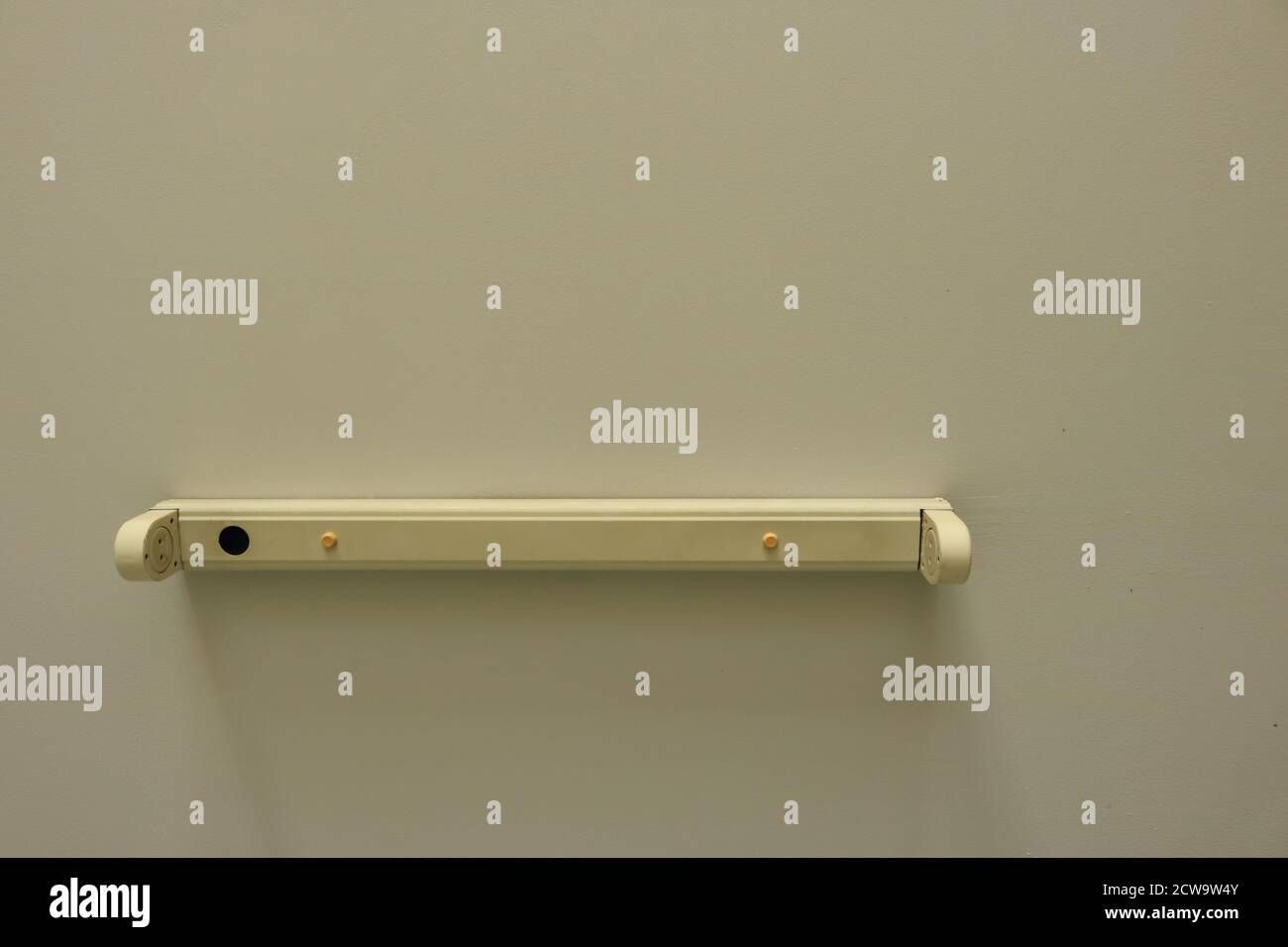 Gros plan, luminaire vide installé sur un plafond en ciment brut, vue à angle bas Banque D'Images