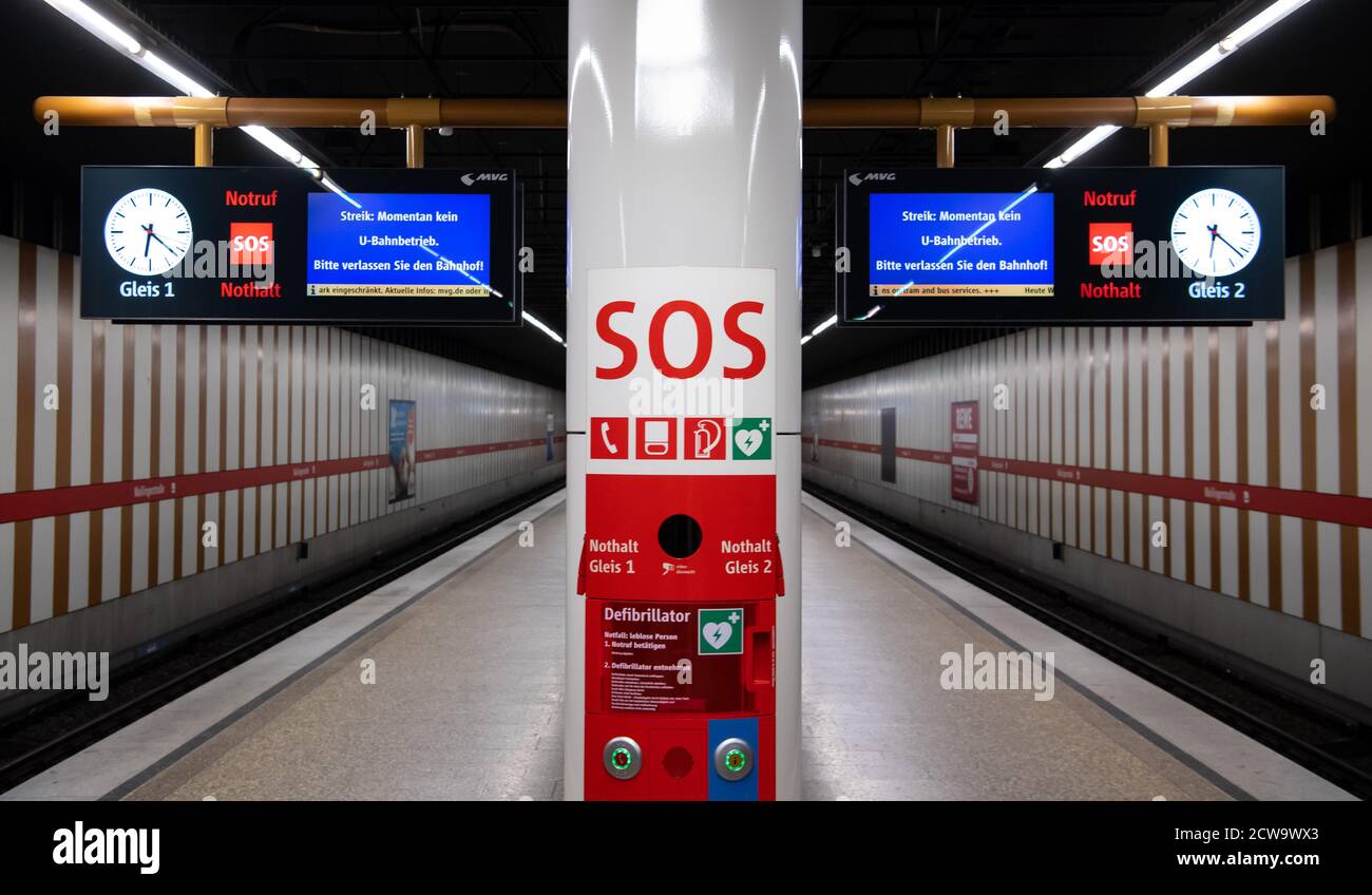 Munich, Allemagne. 29 septembre 2020. Une exposition à la station de métro Maillingerstraße signale la grève d'avertissement dans la fonction publique avec l'inscription 'Strike: Pas de service de métro pour le moment - Veuillez quitter la gare'. Dans le cycle actuel de négociation collective, Verdi exige 4.8 pour cent de salaire supplémentaire pour les 2.3 millions d'employés de la fonction publique dans tout le pays, mais au moins 150 euros de plus par mois. Credit: Sven Hoppe/dpa/Alay Live News Banque D'Images