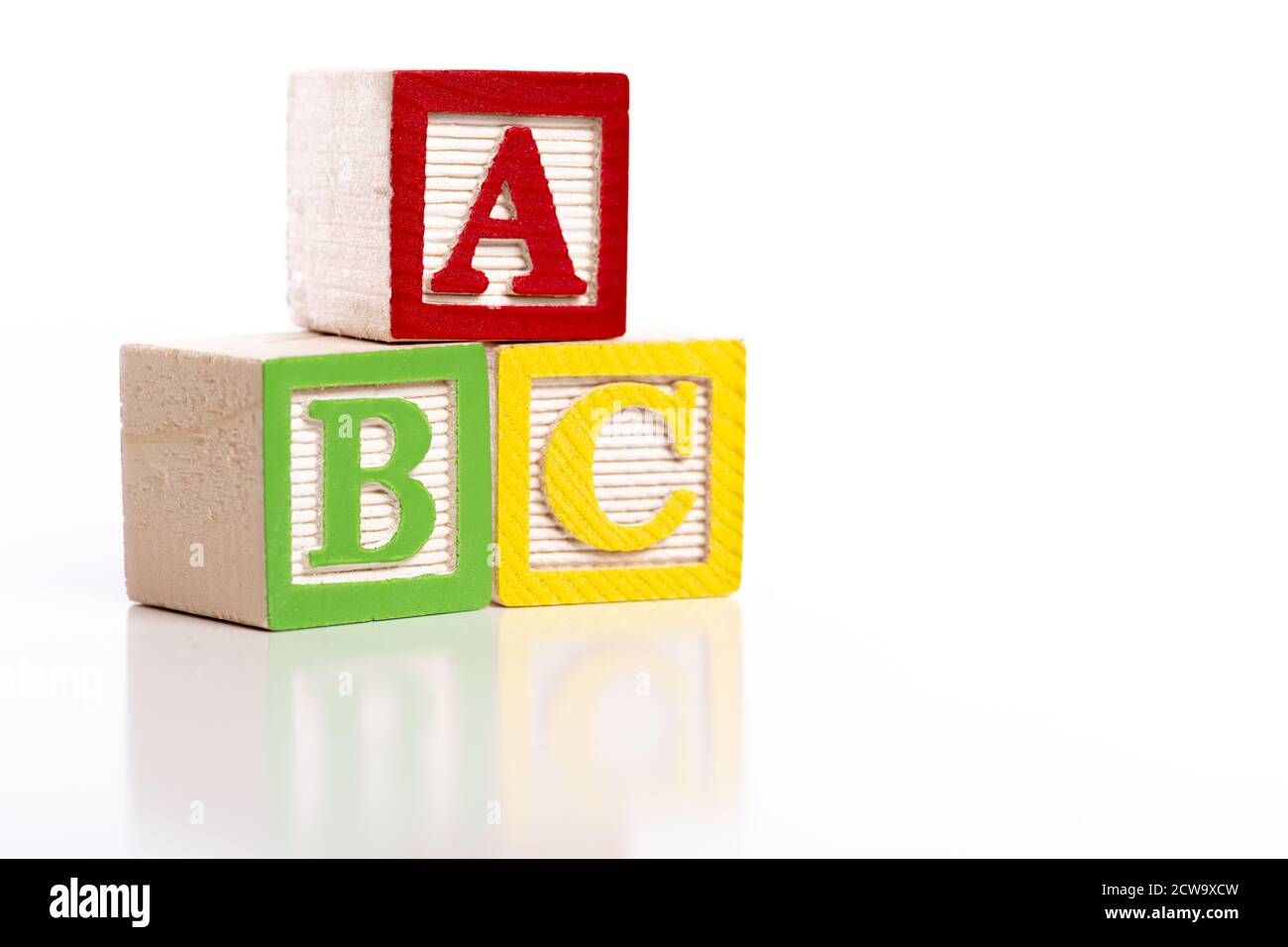 Blocs ABC en bois sur fond blanc Banque D'Images