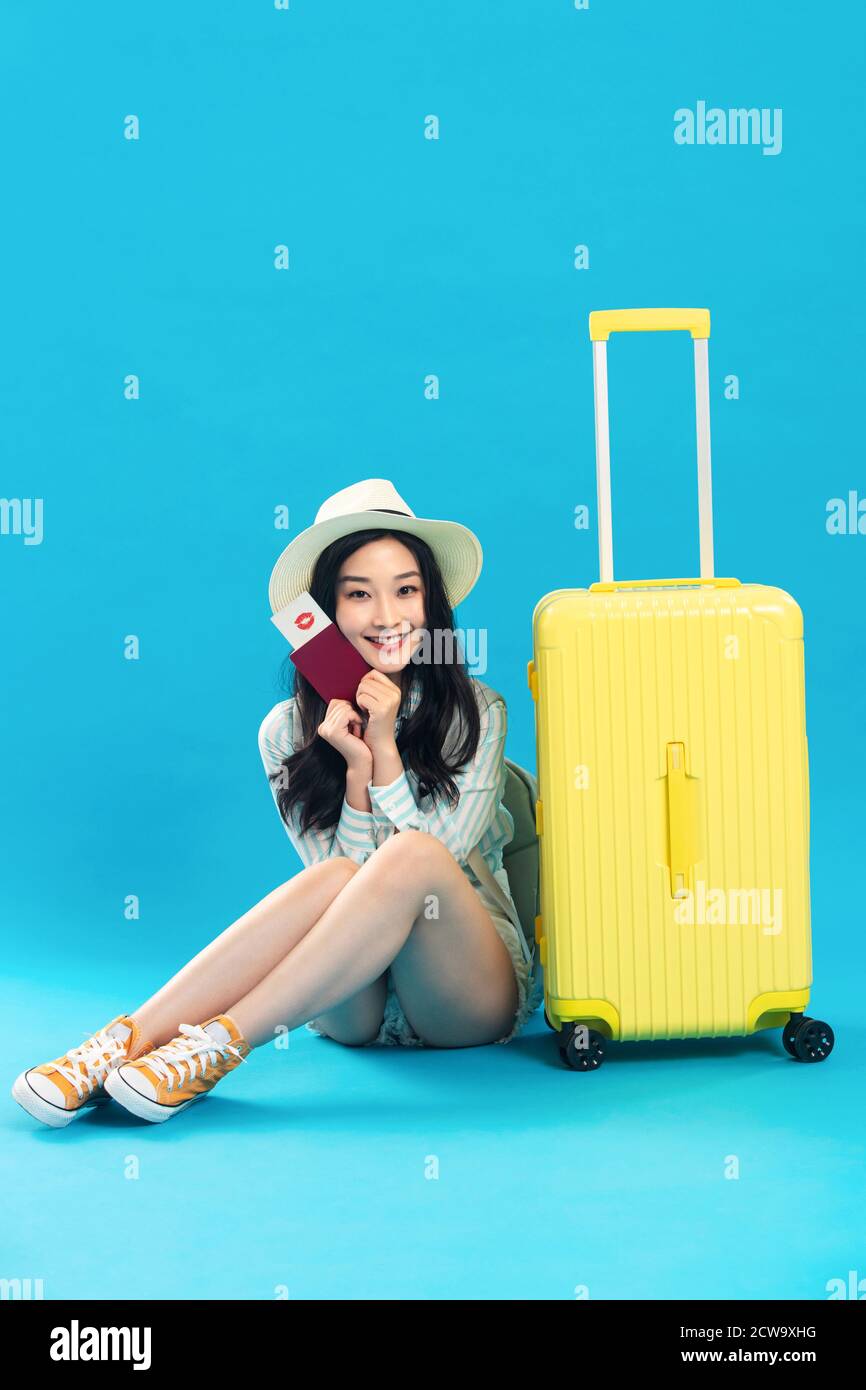 Assis près du tronc de la jeune femme Banque D'Images