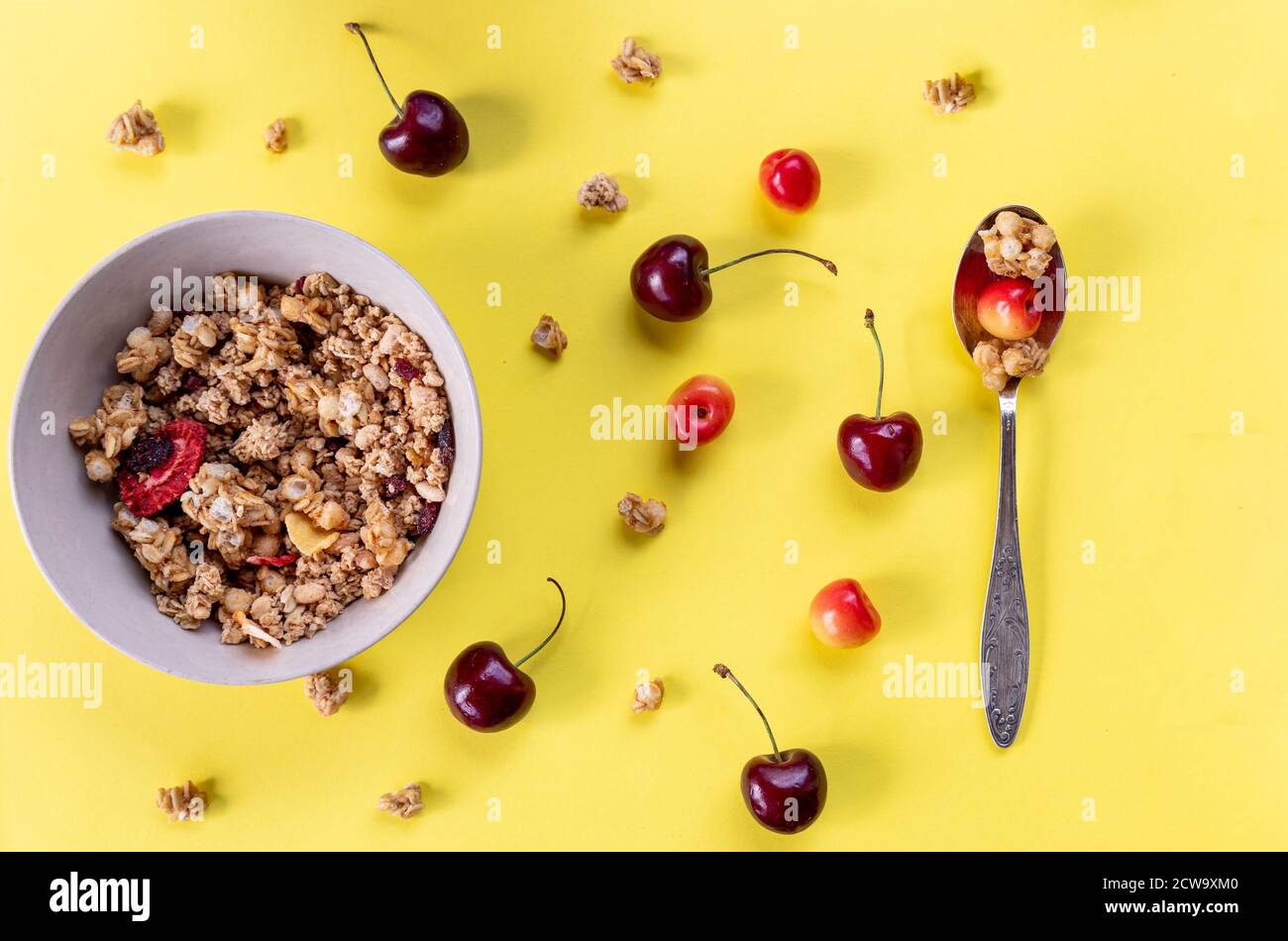 Bol de délicieux muesli de petit déjeuner avec flocons d'avoine et de blé mixés avec des fruits secs et des noix servis dans un bol en céramique Pour un repas nutritif sain.High Banque D'Images