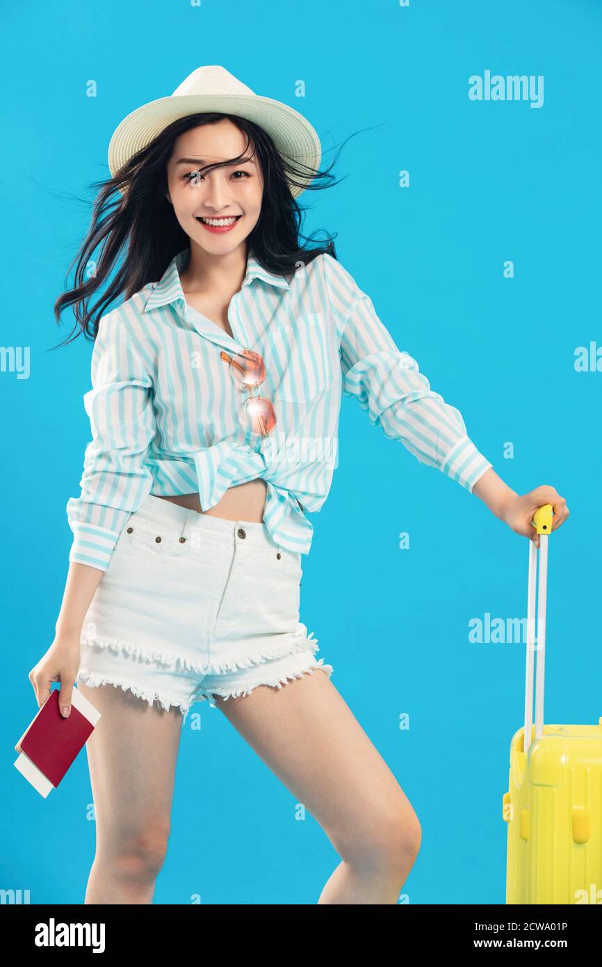 La jeune femme avec ses bagages a prévu de voyager Banque D'Images