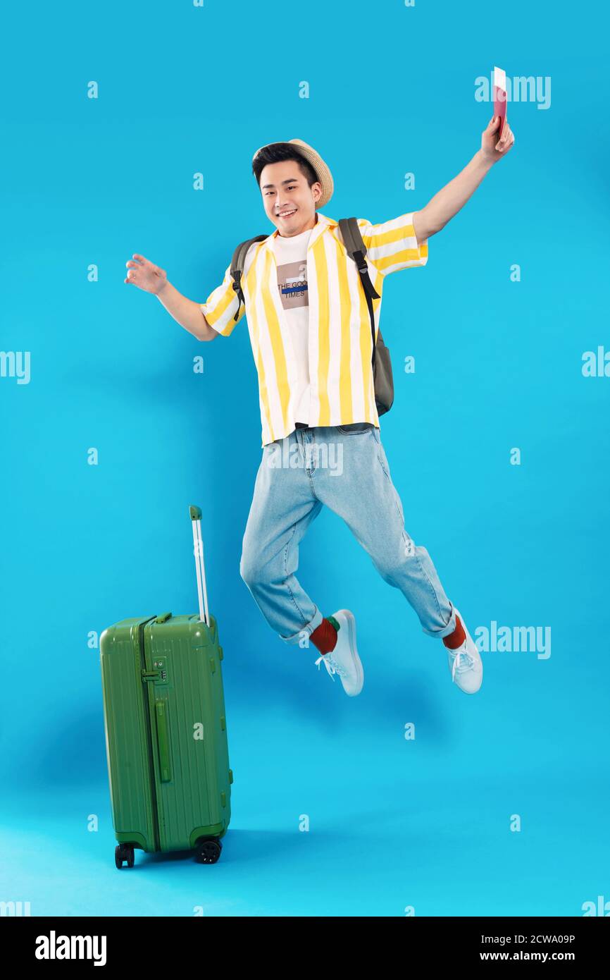 Jeunes hommes détenteurs de billets passeport pour voyager Banque D'Images