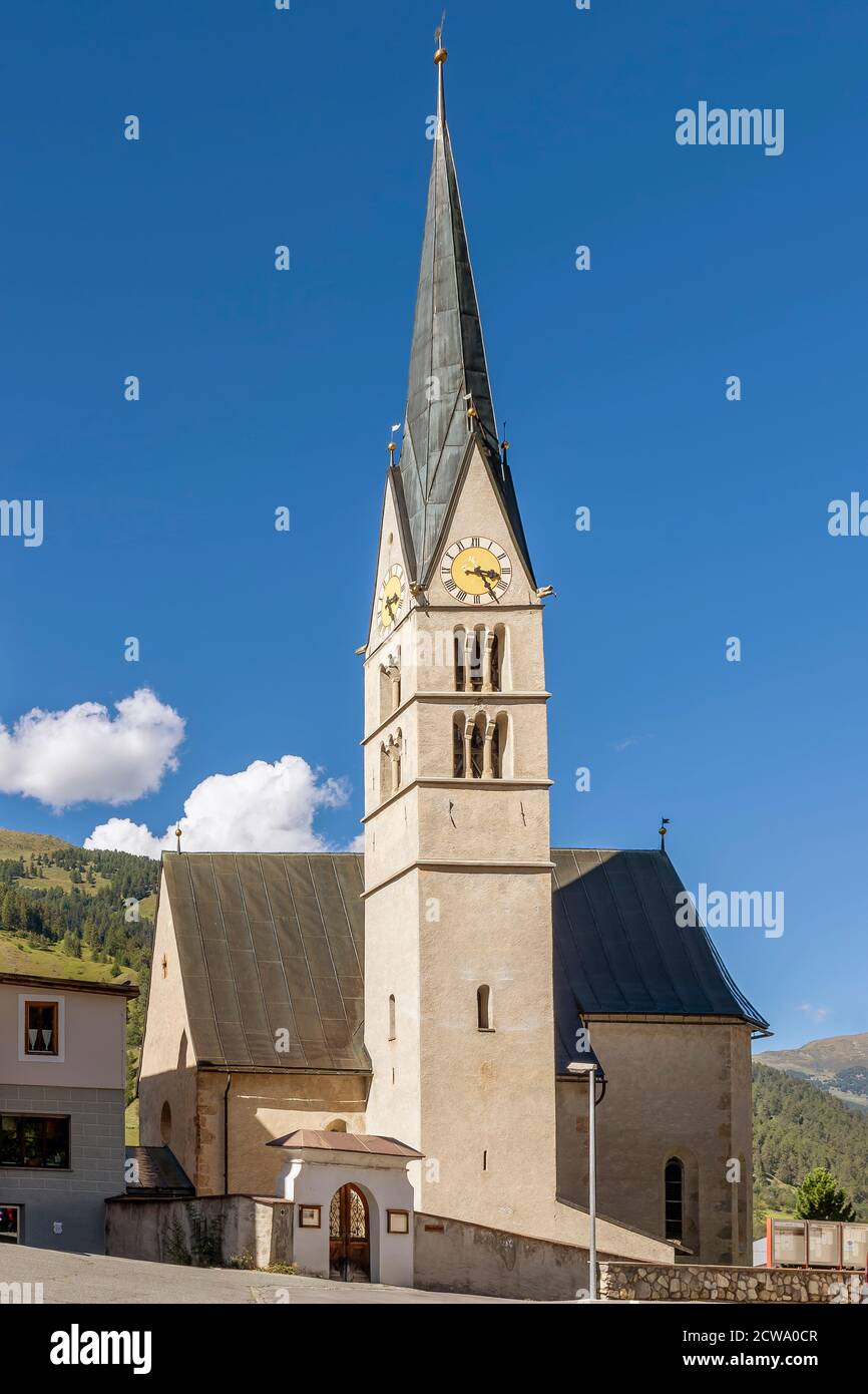 L'extérieur de l'église évangélique Reformierte Kirche à Santa Maria Val Müstair, Suisse, par une journée ensoleillée Banque D'Images