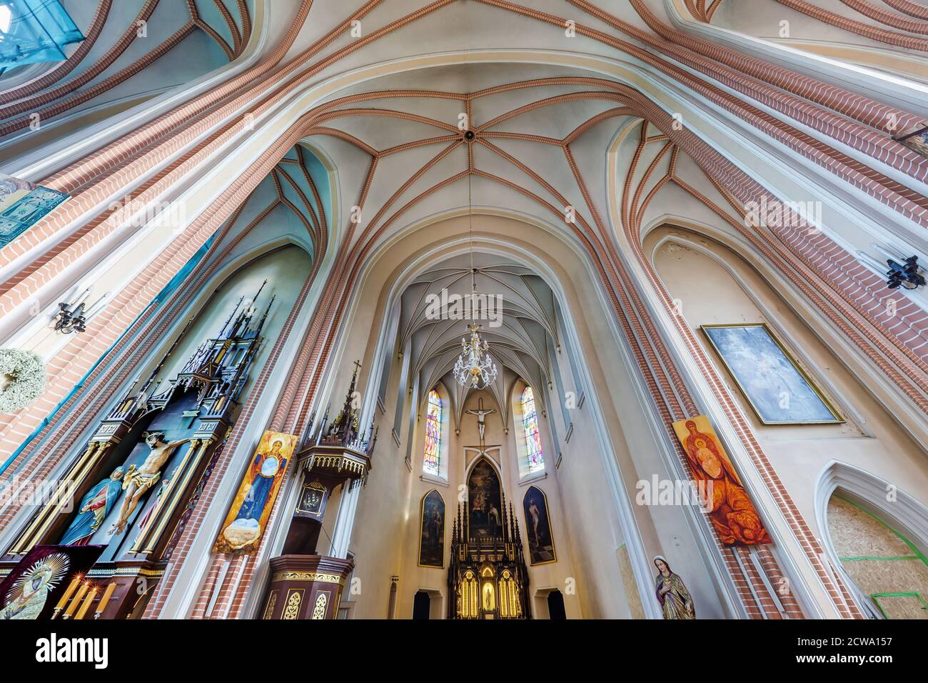 DRUSKENINKAI, LITUANIE - SEPTEMBRE 2019 : dôme intérieur et vue sur un vieux plafond d'église gothique catholique de défense Banque D'Images