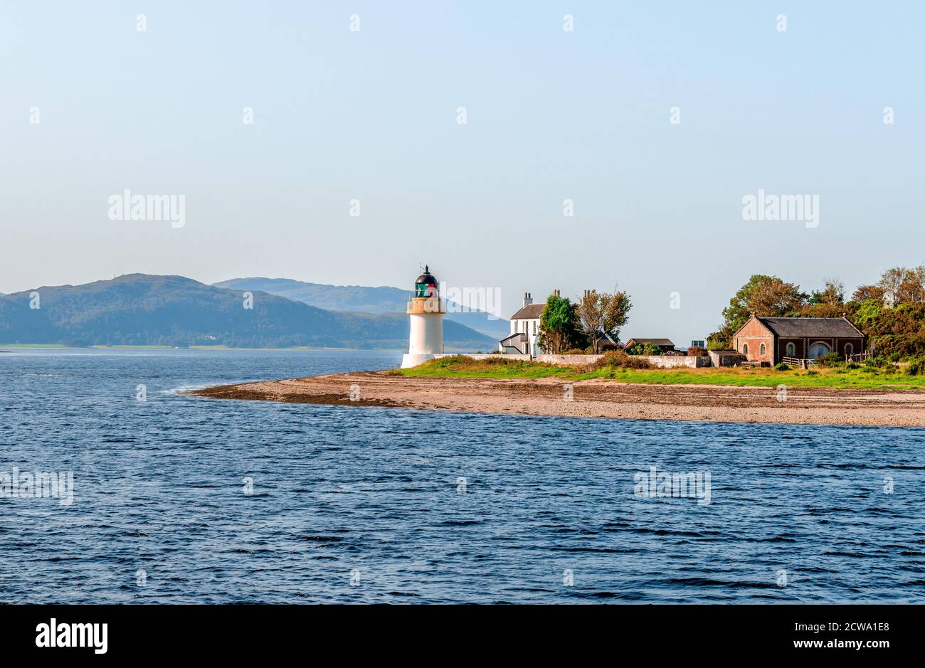 Vue de la Corran Point Lighthouse et Lodge, sur le côté ouest de la Corran Narrows du Locrows du Loch Linnhe, dans les Highlands écossais. Banque D'Images