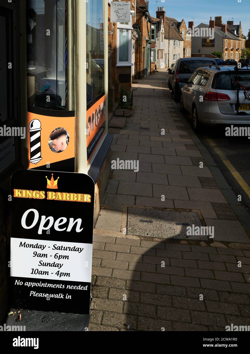 Un salon de coiffure est ouvert dans la ville marchande d'Uppingham, Rutland, en Angleterre, pendant l'épidémie du coronavirus, septembre 2020. Banque D'Images