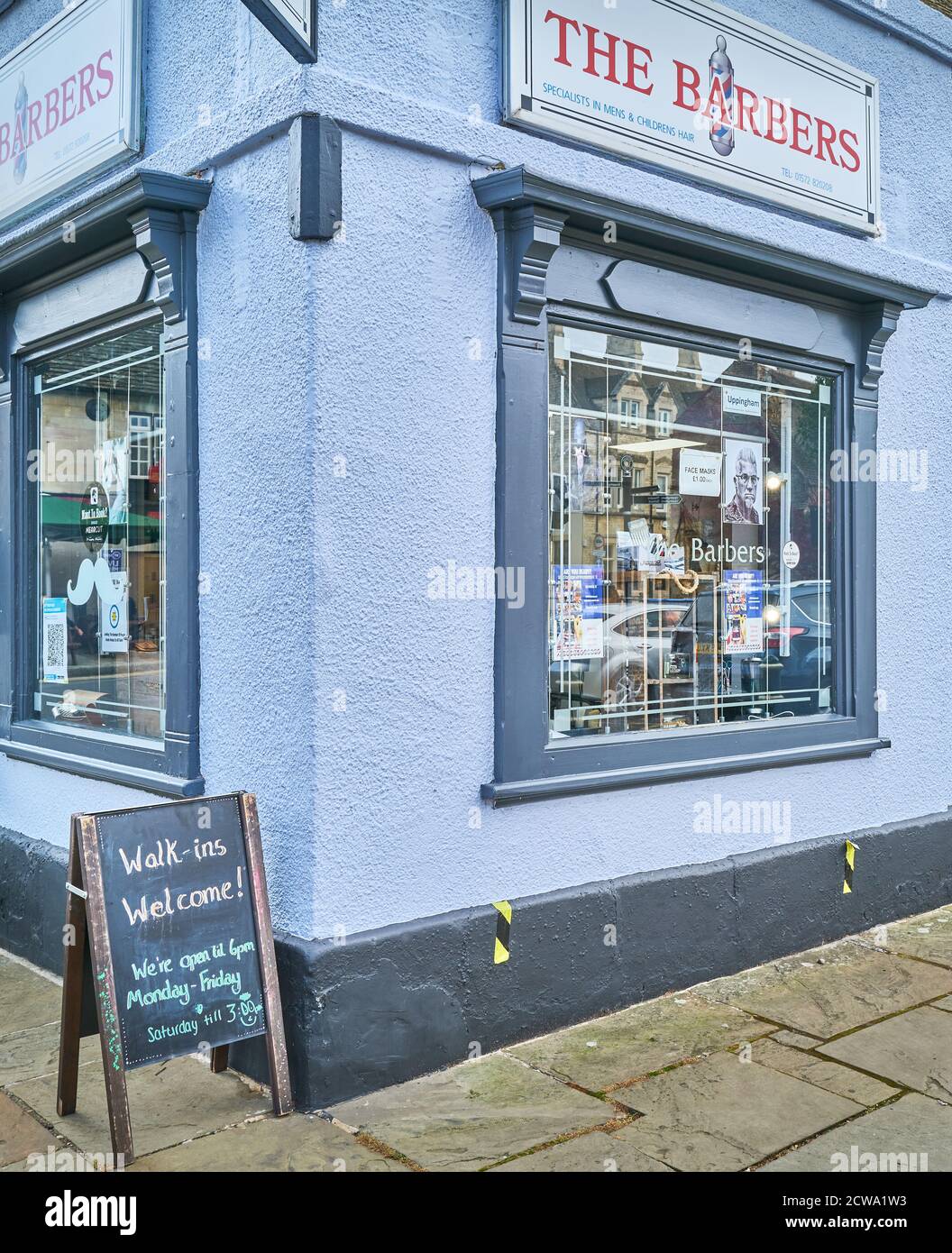 Un salon de coiffure est ouvert dans la ville marchande d'Uppingham, Rutland, en Angleterre, pendant l'épidémie du coronavirus, septembre 2020. Banque D'Images
