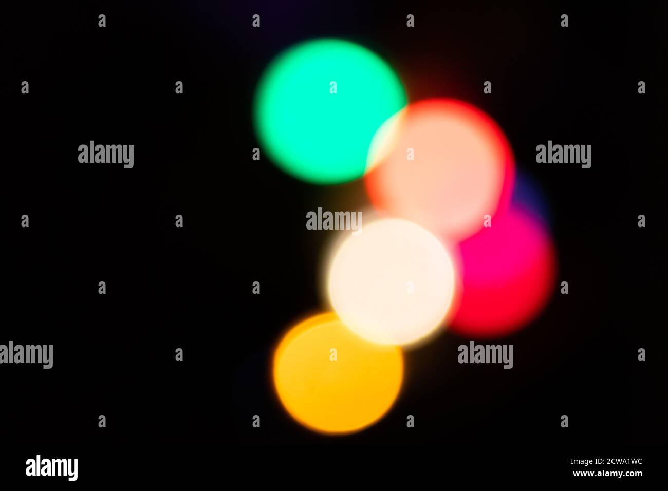 Fond bokeh coloré de fête avec des taches de couleur psychédéliques et des points colorés comme fond parfait pour silvester, célébration de la bonne année Banque D'Images