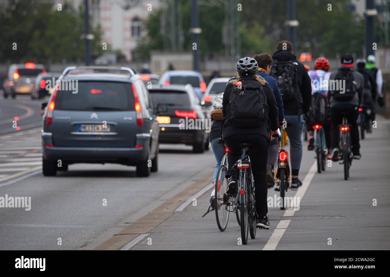 Dresde, Allemagne. 29 septembre 2020. Des voitures et des cyclistes traversent le pont de Marienbrücke le matin lors d'une grève des jetons de service public. Verdi veut appliquer des règlements uniformes pour la rémunération des heures supplémentaires, des indemnités de travail par quart, des congés et des paiements spéciaux pour environ 87,000 employés dans le secteur des transports publics à l'échelle nationale dans le cadre des négociations collectives en cours. Credit: Robert Michael/dpa-Zentralbild/dpa/Alay Live News Banque D'Images