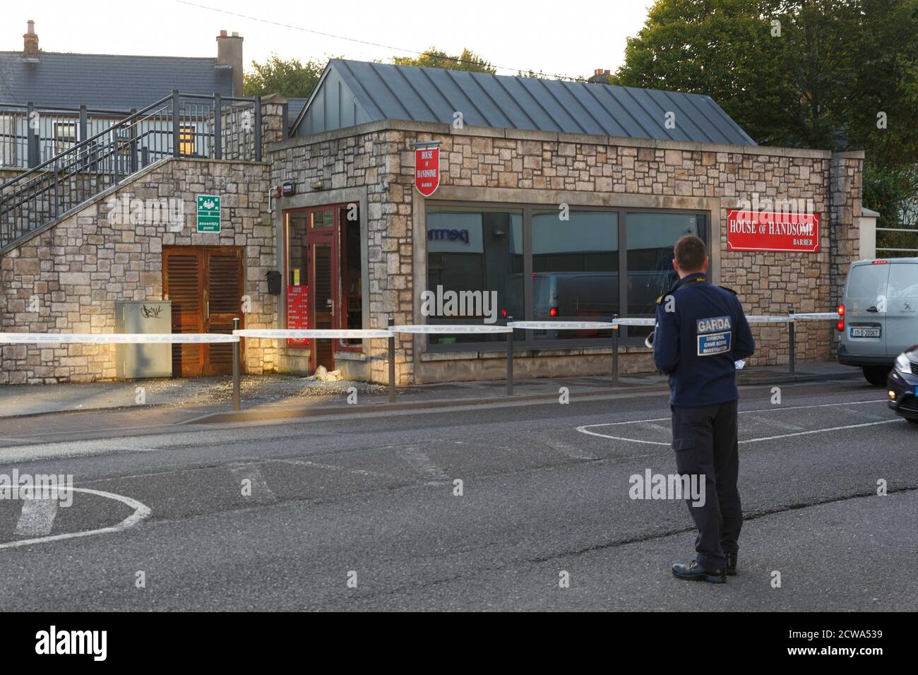 Cork, Irlande. 29 septembre 2020. Deuxième sèche-cheveux en deux semaines brûlé à Blackpool Cork City. Les deuxièmes coiffeuses en l'espace de deux semaines ont été brûlées dans le complexe du bâtiment Mormiles tôt ce matin. À 4h du matin, les services d'urgence ont été appelés sur les lieux de la Maison des beaux Barbers après qu'il ait été mis à feu sur la même rue que les coiffeurs à 3 degrés qui a été brûlé dans les premières heures du matin le 18. Une unité d'enquête sur la scène du crime de Garda est sur place pour enquêter sur l'incident. Credit: Damian Coleman/Alay Live News Banque D'Images