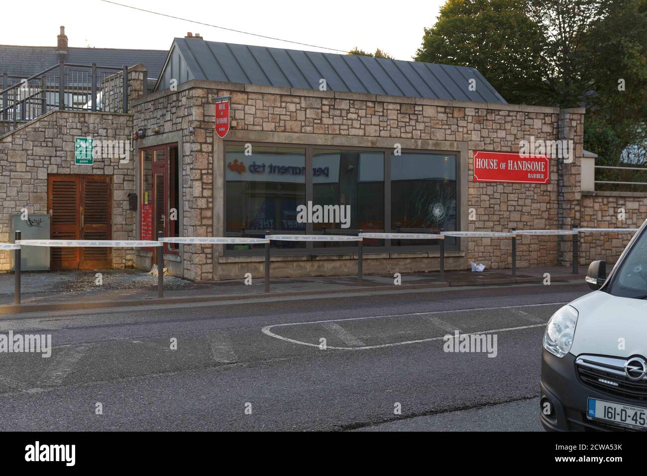 Cork, Irlande. 29 septembre 2020. Deuxième sèche-cheveux en deux semaines brûlé à Blackpool Cork City. Les deuxièmes coiffeuses en l'espace de deux semaines ont été brûlées dans le complexe du bâtiment Mormiles tôt ce matin. À 4h du matin, les services d'urgence ont été appelés sur les lieux de la Maison des beaux Barbers après qu'il ait été mis à feu sur la même rue que les coiffeurs à 3 degrés qui a été brûlé dans les premières heures du matin le 18. Une unité d'enquête sur la scène du crime de Garda est sur place pour enquêter sur l'incident. Credit: Damian Coleman/Alay Live News Banque D'Images