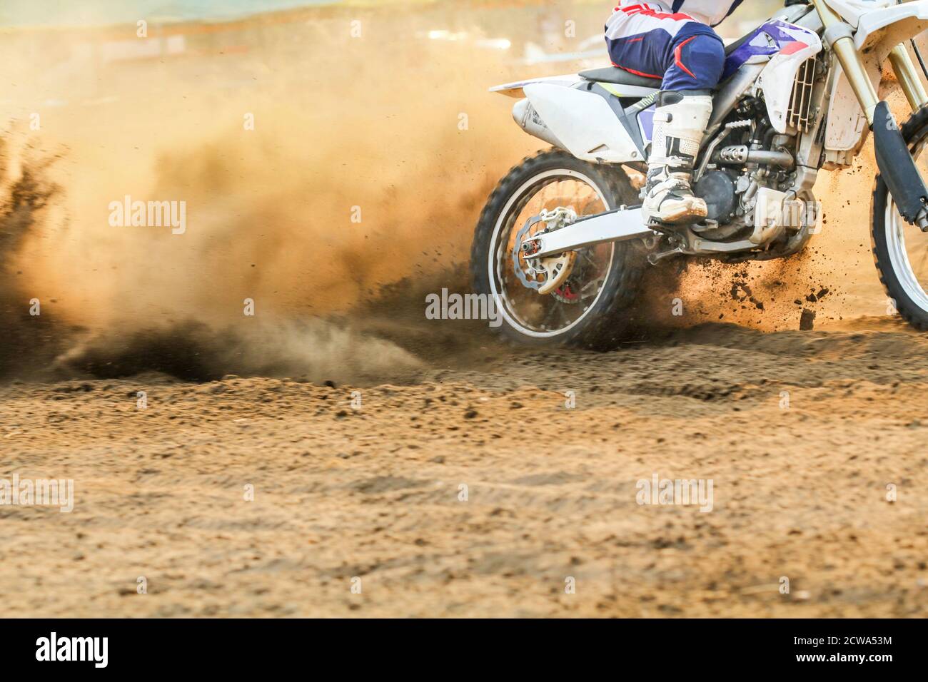 Vitesse d'accélération de la moto-cross sur la piste Photo Stock - Alamy