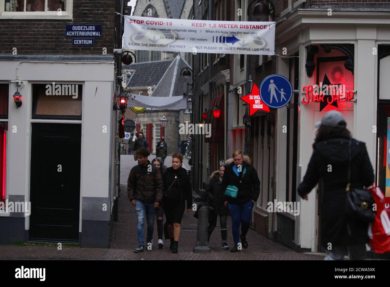 Les touristes et les habitants de la région sont vus dans le quartier  rouge, dans le contexte de la pandémie du coronavirus, le 28 septembre 2020  à Amsterdam, aux pays-Bas. Le Premier