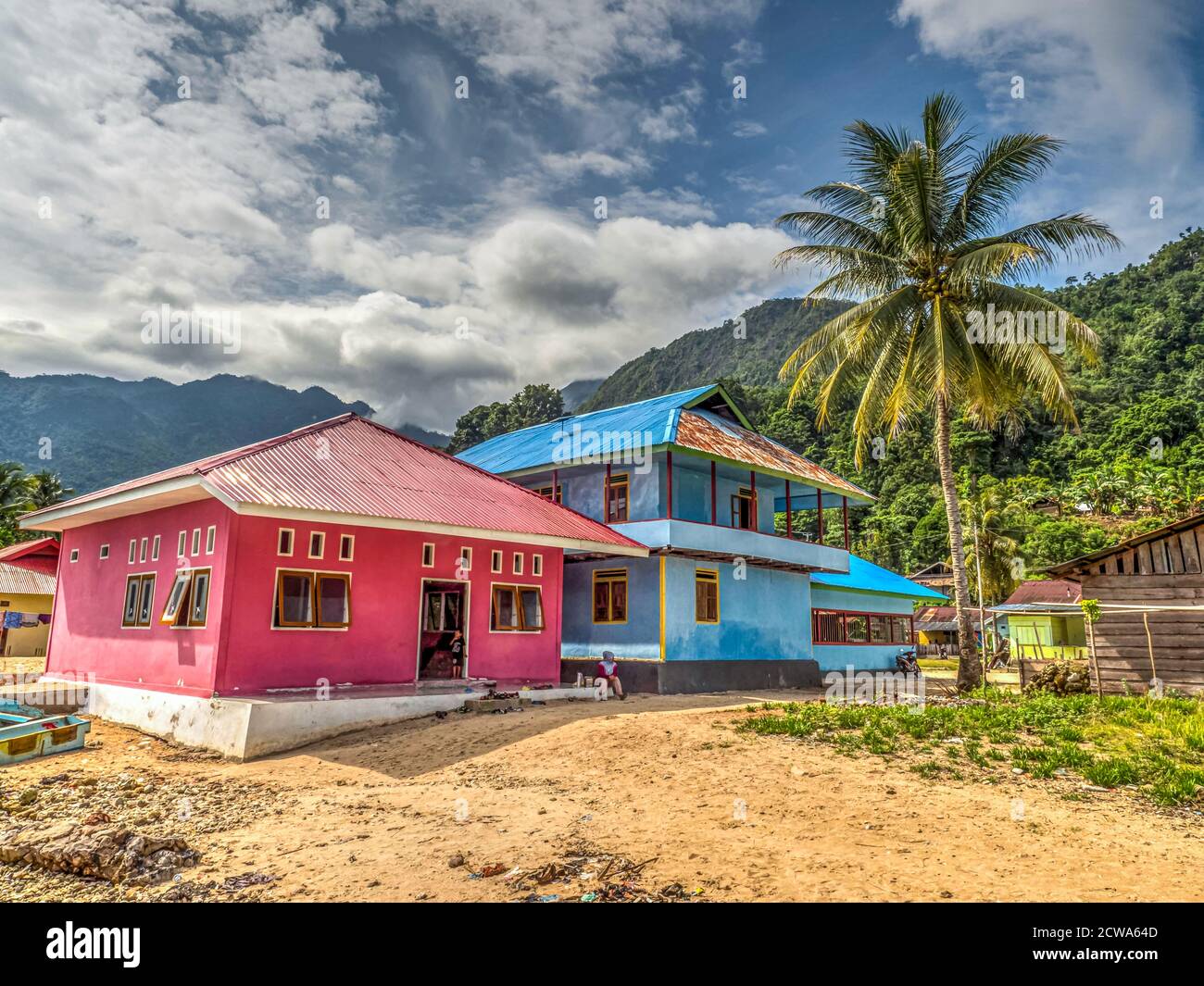 Pasar Kecamatan Pasanea, Indonésie - 15 février 2018 : maisons en bois et en bois dans le petit village de l'île de Seram, Maluku central, Indonésie, Asie Banque D'Images