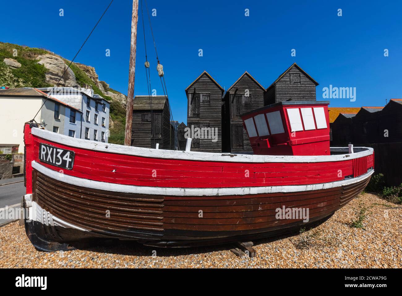 Angleterre, East Sussex, Hastings, Old Town, Rock-a-Nore, cabanes de pêcheurs et bateau de pêche à la clinker historique Banque D'Images