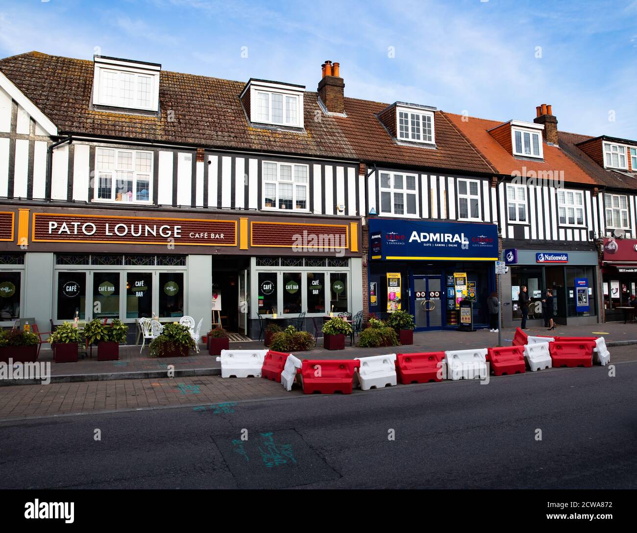 Une rangée de magasins dans Orpington High Street, Kent Banque D'Images