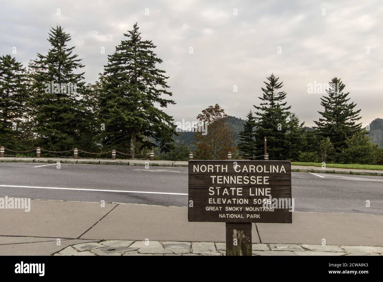La Caroline du Nord et le panneau de la ligne d'état du Tennessee sur la nouvelle route Gap Road dans le parc national des Great Smoky Mountains à Gatlinburg, Tennessee. Banque D'Images
